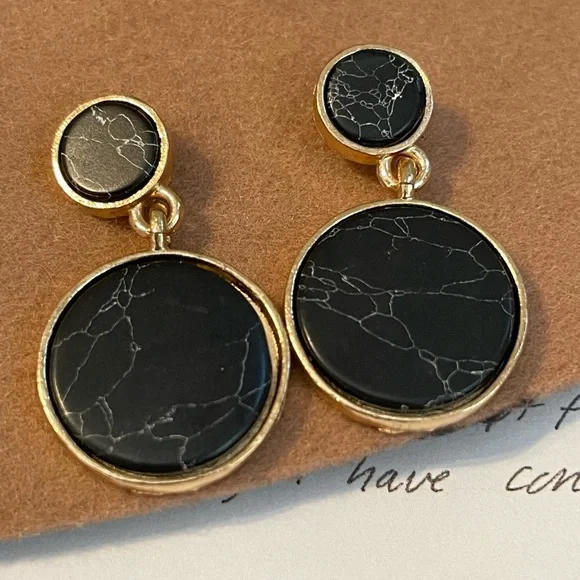 Jewelry three-piece set, necklace,a pair of earrings, and a bracelet - Picture 6 of 6